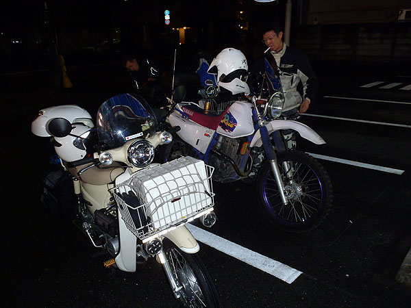 コンビニ駐車場にて